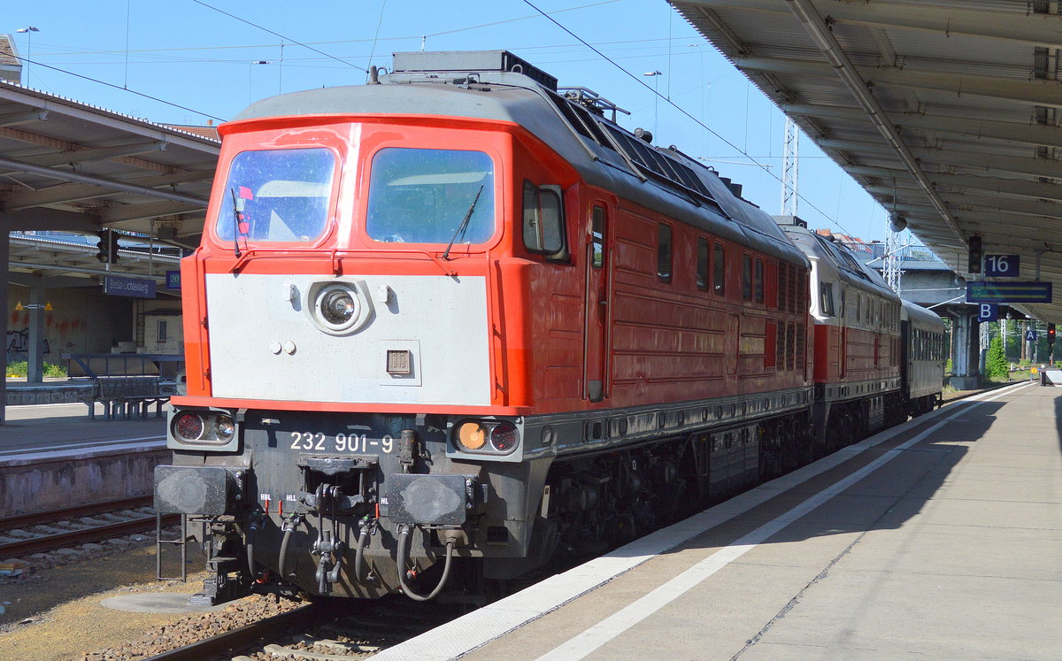 Da stand ich schlecht um diese diese Sonderüberführungsfahrt richtig abzulichten, die 232 901-9 mit weiterer Ludmilla + historischem DR Personenwagen bei der Durchfahrt Bf. Berlin-Lichtenberg. 