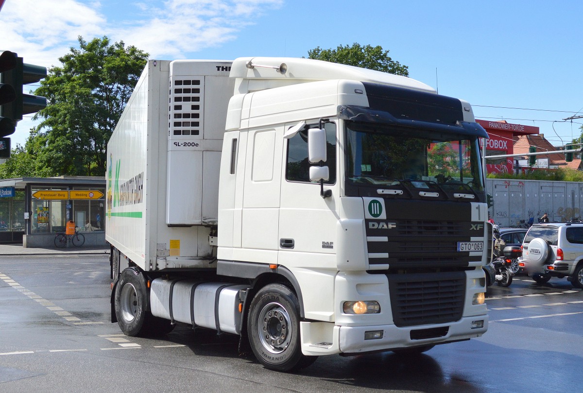 DAF 95.480 Zugmaschine mit K�hlthermoauflieger am 13.06.14 Berlin-Pankow.
