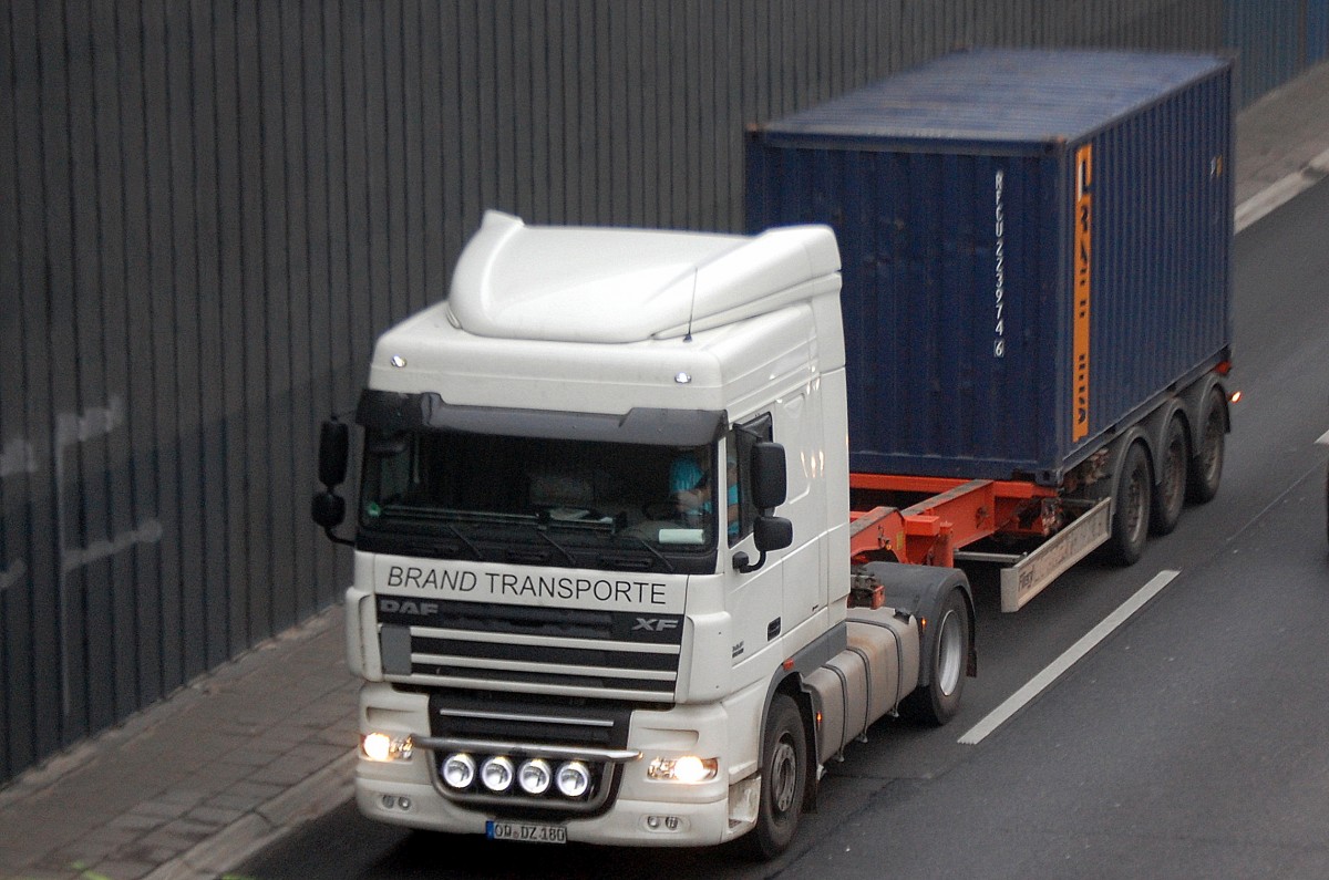 DAF XF 105.410 Sattelzug mit Container der Fa.BRAND TRANSPORTE, 12.12.13 Berliner Stadtautobahn Höhe Knobelsdorffstr.