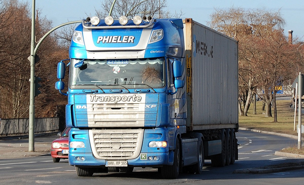 DAF XF 105.460 Container-Sattelzug der Sped. PHIELER Transport am 06.02.14 Richtung Berliner Westhafen auf der Beusselbr�cke.