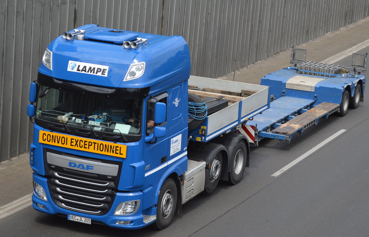 DAF XF EURO6 Schwerlastzug mit Ladebrücken-Trailer der Sped. LAMPE, Spezialist für Mähdrescher-,Maschinen- und Spezialtransporte,am 31.05.16 auf der Berliner Stadtautobahn Höhe Knobelsdorffstr.  
