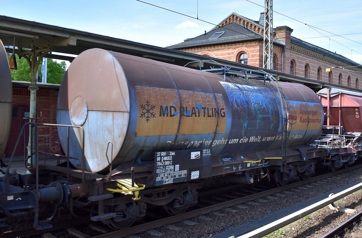 Das Alter, der Flugrost + Verschmutzung, dieser einst wunderschöne Firmenkesselwagen (kenne ich nur von Bildern) hat seine schönsten Tage längst gesehen. Der Kesselwagen vom Einsteller WASCOSA AG mit der Nr. 37 RIV 80 D-WASCO 7843 988-2 Zans in einem gemischten Güterzug am 30.04.25 Höhe Bahnhof Königs Wusterhausen.