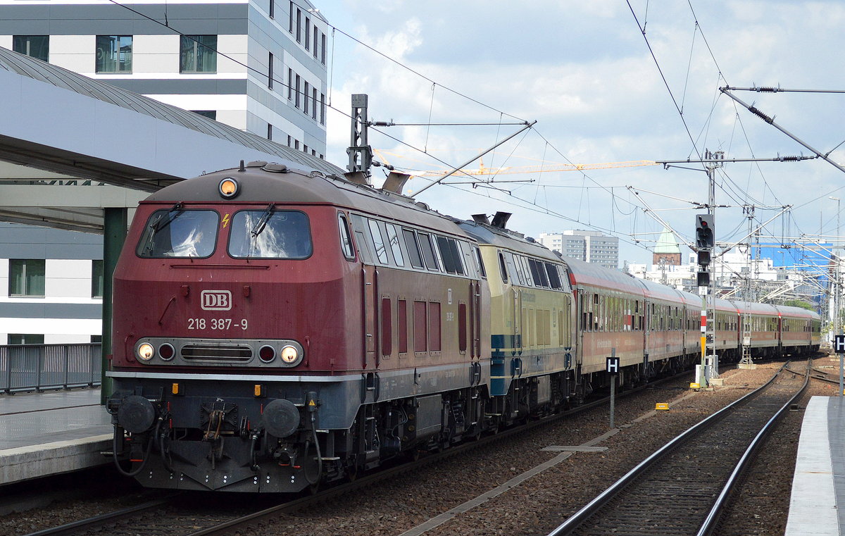 Das aus Trainspotter-Sicht echte Highlight in diesem Frühsommer/Sommer 2017 in Berlin war der nur Montags in diese Konstellation verkehrende IRE aus Hamburg vormittags mit 218ér Doppeltraktion, der IRE 18447 Hier am 12.06.17 mit einstündiger Verspätung einfahrende IRE mit 218 387-9 + 218 460-4 als Bespannung Einfahrt Bf. Berlin-Ostbahnhof. Übrigens hing am Ende des Zuges noch die sonst übliche Bespannung zu diesem Zeitpunkt, der angemietete MRECE Taurus ES 64 U2-099/182 599-1.
