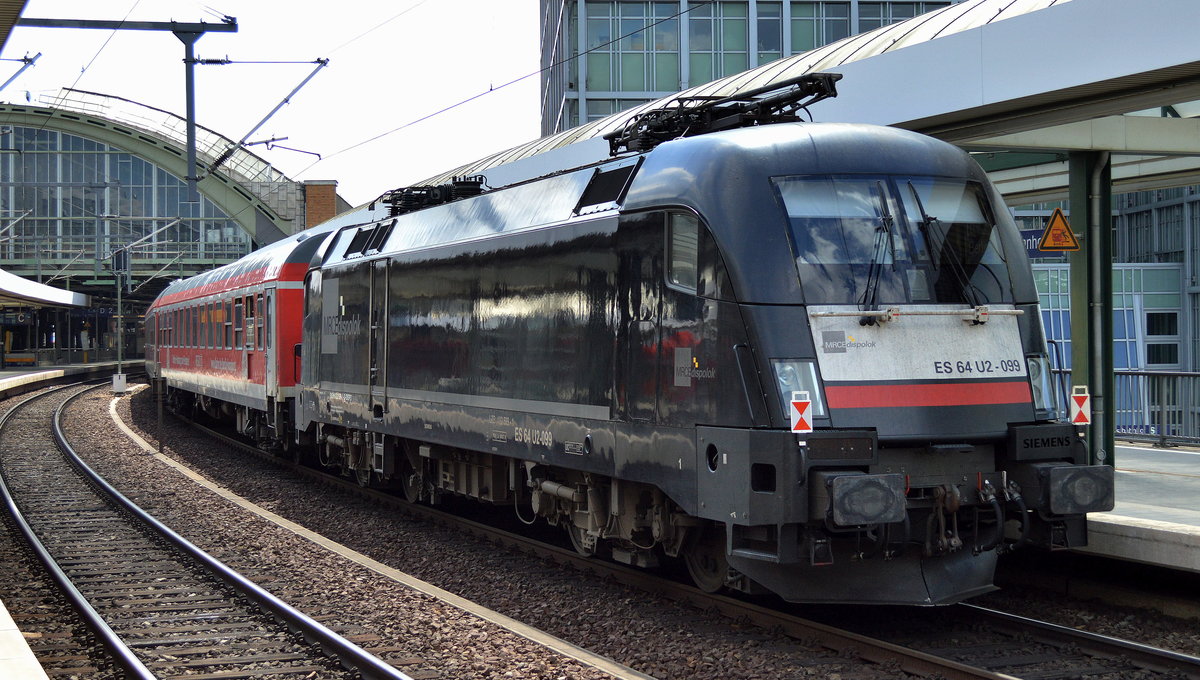 Das aus Trainspotter-Sicht echte Highlight in diesem Frühsommer/Sommer 2017 in Berlin war der nur Montags in diese Konstellation verkehrende IRE aus Hamburg vormittags mit 218ér Doppeltraktion, der IRE 18447 Hier am 12.06.17 mit einstündiger Verspätung einfahrende IRE mit 218 387-9 + 218 460-4 als Bespannung Einfahrt Bf. Berlin-Ostbahnhof. Übrigens hing am Ende des Zuges noch die sonst übliche Bespannung zu diesem Zeitpunkt, der angemietete MRECE Taurus ES 64 U2-099/182 599-1.