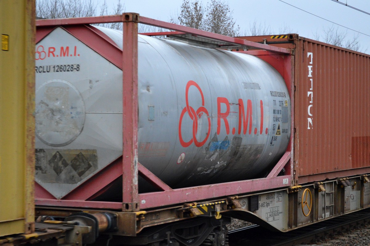 Das britische Unternehmen RMI Global Logistic Services mit einem ihrer Tankcontainer am 07.12.15 Berlin-Hohenschönhausen.