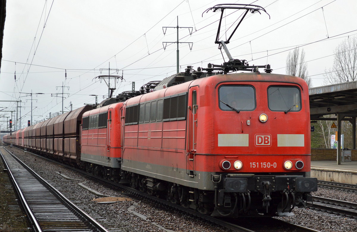Das ist doch schon länger her, nachdem die Mehrzahl der im Nordosten verkehrenden Erzzüge seit über einem Jahr hauptsächlich mit Doppeltraktionen von angemieteten MRCE Vectron verkehren nun auf einmal ein 151ér Pärchen, 151 150-0 + 151 164-1 mit Erzzug am 01.03.17 Durchfahrt Bf. Flughafen Berlin-Schönefeld.