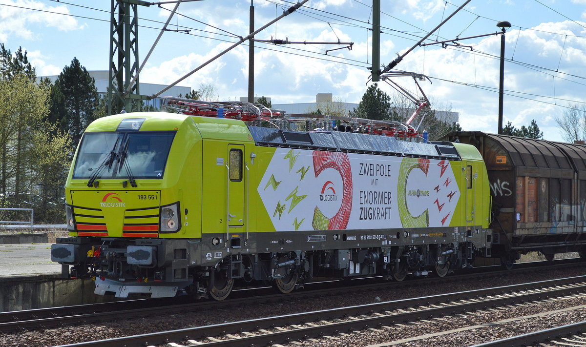 Das ist doch wirklich ein schönes Tages-Highlight, diese wunderschöne und neue Alpha Trains-Vectron für die TXL, 193 551 (91 80 6193 551-9 D-ATLU, Siemens Bj.2016) mit einem gemischten Güterzug bei der Durchfahrt Bf. Flughafen Berlin-Schönefeld am 06.04.17