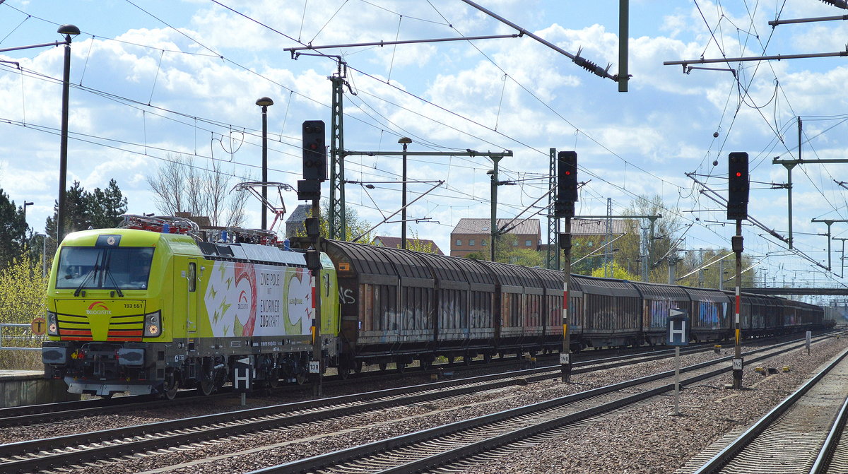Das ist doch wirklich ein schönes Tages-Highlight, diese wunderschöne und neue Alpha Trains-Vectron für die TXL, 193 551 (91 80 6193 551-9 D-ATLU, Siemens Bj.2016) mit einem gemischten Güterzug bei der Durchfahrt Bf. Flughafen Berlin-Schönefeld am 06.04.17