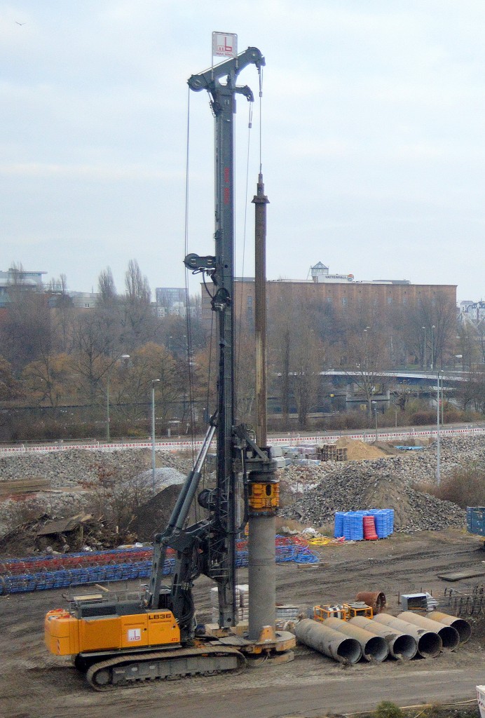 Das Drehbohrsystem LIEBHERR LB36 der Fa. MAX BÖGL, 07.12.14 Großbaustzelle Berlin Wedding.