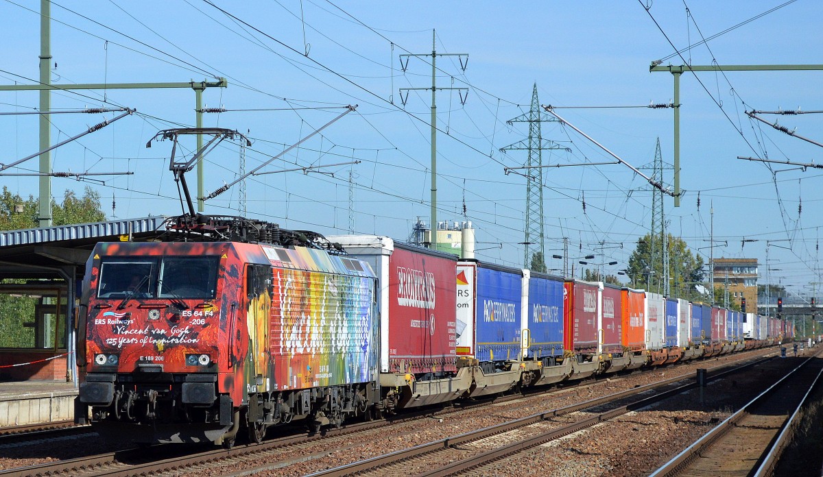 Das dürfte selbst bei den in Österreich und in der Schweiz verwöhnten Werbemotiv-Fans für Aufsehen sorgen, die seit ein paar Wochen mit einer neuen Folie versehene MRCE Dispolok ES 64 F4-206/189-206 von ERSR mit dem Vincent van Gogh Motiv, was für eine Farbenpracht und dazu passend der Poznan-Shuttle auf dem Rückweg nach Rotterdam am 02.10.15 Durchfahrt Bhf. Flighafen Berlin-Schönefeld.