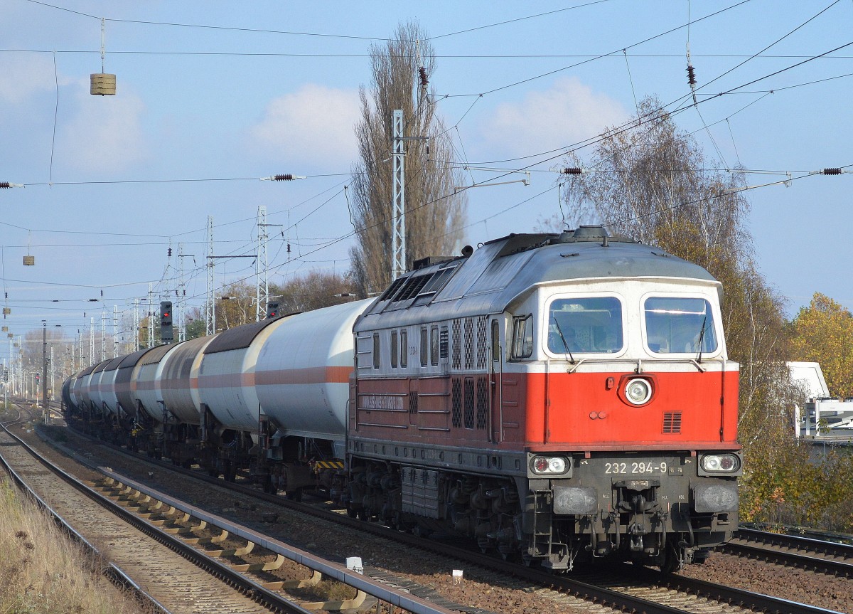 Das müsste sogar von der Zeit her ein DB Planzug trotz Streik gewesen sein, EWR 232 294-9 mit Kesselwagenzug am 07.11.14 Berlin-Karow. 
