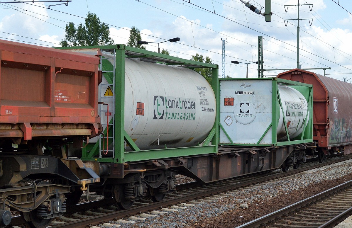Das niederländische Logistikunternehmen Tanktrader Leasing B.V. mit zwei Tankcontainern lt. UN-Nr. 60/2078 zum Transport von Toluol-2,4-diisocyanat(Stoff zur Herstellung von Kunst- und Schaumstoff) am 05.08.14 Bhf. Flughafen Berlin-Schönefeld. 