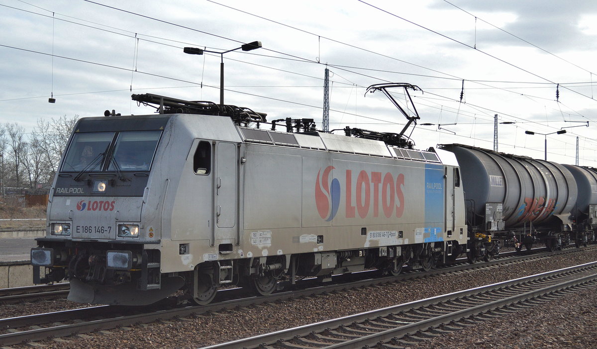 Das polnische EVU LOTOS mit der Railpool-lok E 186 146-7 und einem Kesselwagenzug am 16.03.17 Bf. Flughafen Berlin-Schönefeld.