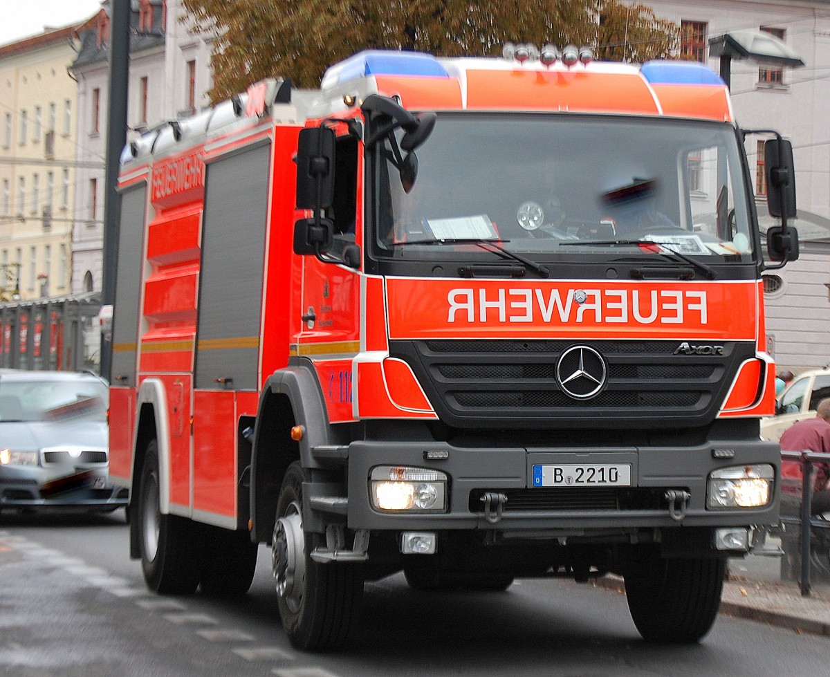 Das Tankl�schfahrzeug der Berliner Feuerwehr vom Typ TLF 24/50 CAFS Baujahr 2009, von der Fa. Rosenbauer konzipiert und auf ein MB 1829 AK AXOR Fahrgestell gebaut, am 19.08.13 in Berlin-Pankow gesichtet.