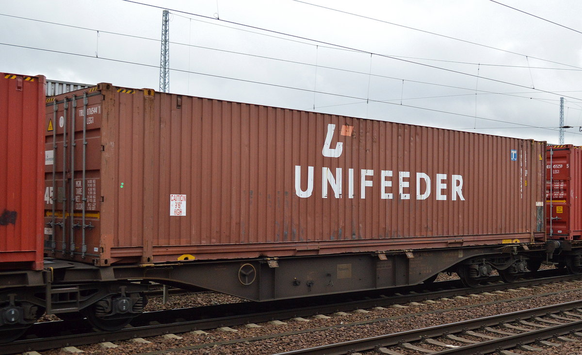 Das Transportunternehmen Unifeeder im dänischen Aarhus ist das größte nordeuropäische Zubringerunternehmen für Container in der Schifffahrt. Hier ein großer 45ér Container des Unternehmens am 20.11.17 Bf. Flughafen Berlin-Schönefeld.