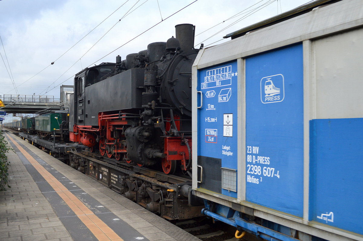 Das war schon sehr überraschend, diese sogenannte Neubau Schmalspur-Dampflokomotive vom Typ der DR-Baureihe 99.77–79 wurden zwischen 1952 - 1956 im VEB Lokomotivbau Karl Marx gebaut, insgesamt wurden 26 gebaut, davon sind bis heute 22 noch erhalten, hier auf einem Spezialtransportwagen der PRESS mit der Nr. Ua 80 80 9901 004-? D-PRESS die Lok 99 783 der Rügensche Kleinbahn GmbH & Co. (RüKB) am 03.11.17 Bf. Berlin-Hohenschönhausen.