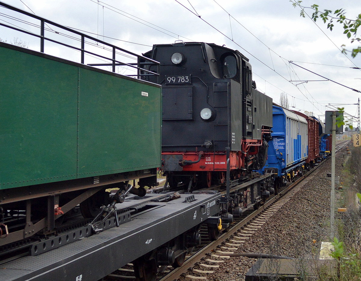Das war schon sehr überraschend, diese sogenannte Neubau Schmalspur-Dampflokomotive vom Typ der DR-Baureihe 99.77–79 wurden zwischen 1952 - 1956 im VEB Lokomotivbau Karl Marx gebaut, insgesamt wurden 26 gebaut, davon sind bis heute 22 noch erhalten, hier auf einem Spezialtransportwagen der PRESS mit der Nr. Ua 80 80 9901 004-? D-PRESS die Lok 99 783 der Rügensche Kleinbahn GmbH & Co. (RüKB) am 03.11.17 Bf. Berlin-Hohenschönhausen.