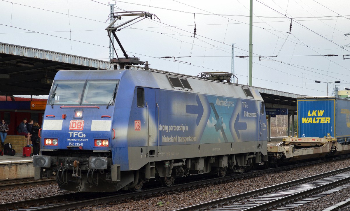 DB Albatros 152 135-0 fuhr mit KLV-Zug zum Personalwechsel im Bhf. Flughafen Berlin-Schönfeld ein, 27.03.15 