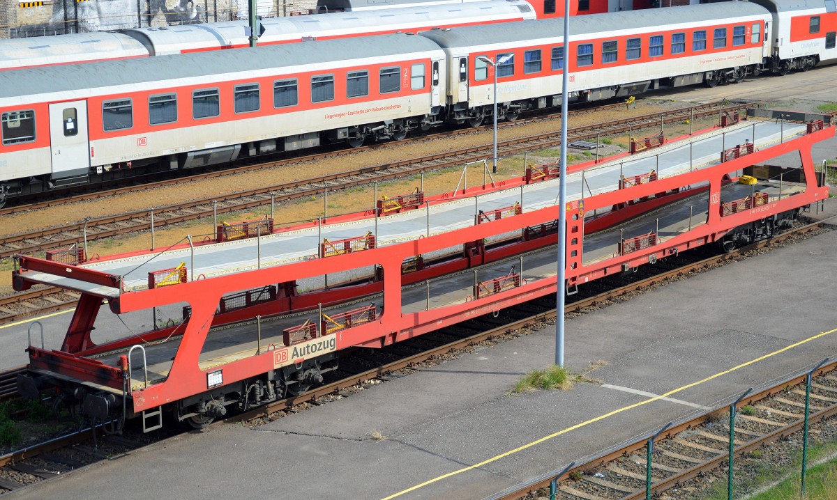DB Autozug PKW-Transportwagen mit der Nr. D-DB 51 80 98-80 001-5 DDm 915 am 03.04.14 Berlin Warschauer Str. abgestellt.