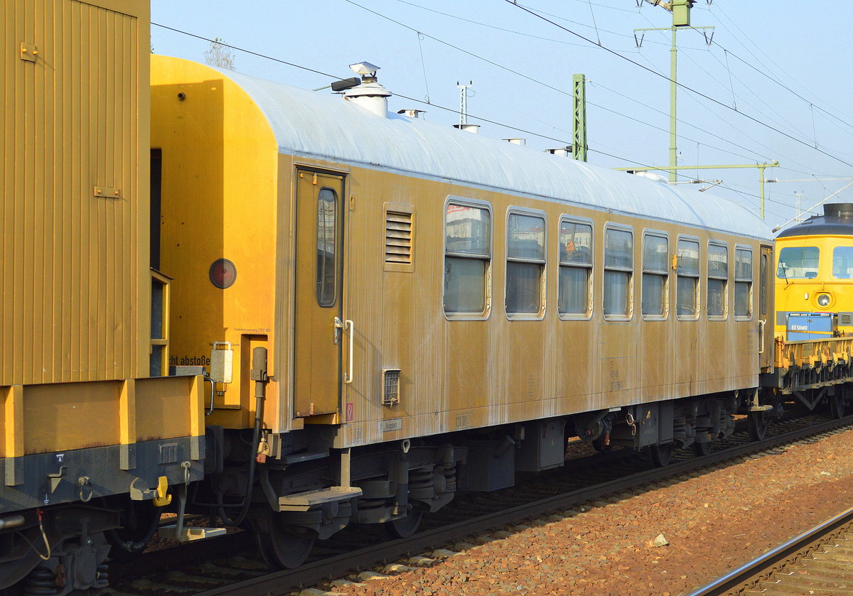 DB Bahnbau Gruppe, in dem Gleisbauzug der Aufenthaltswagen mit der Nr. 75 80 D-DB 2811 166-7 am 16.10.17 Bf. Flughafen Berlin-Schönefeld.