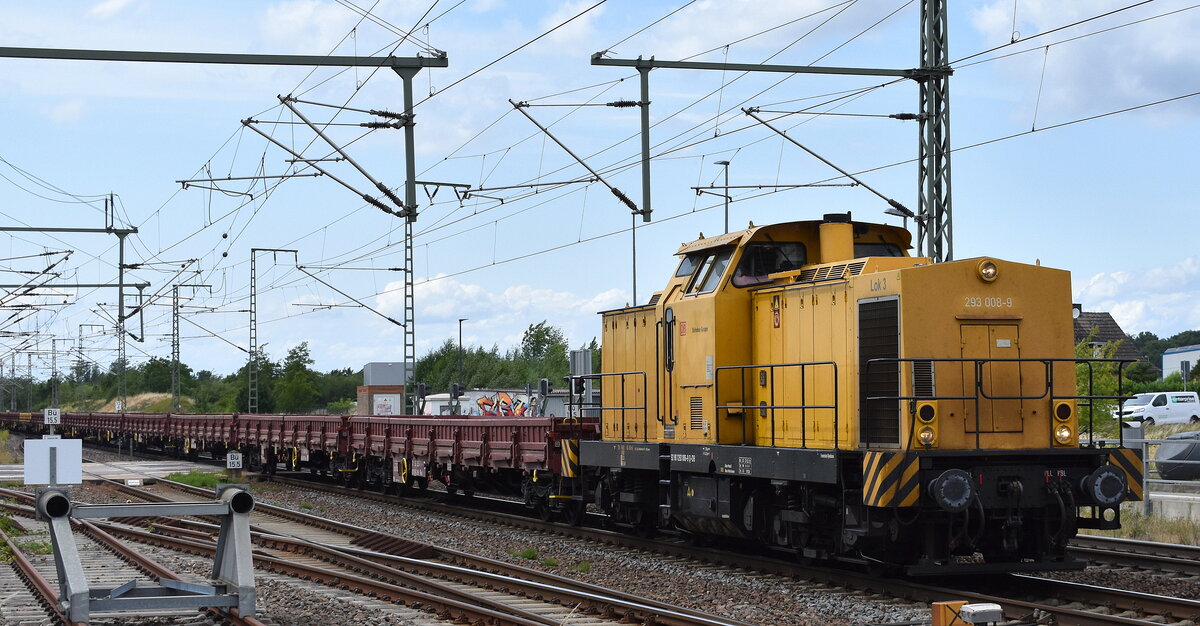 DB Bahnbau Gruppe GmbH, Berlin mit ihrer  293 008-9   (NVR:  92 80 1293 008-9 D-DB  und einigen Drehgestell-Flachwagen am 23.06.25 Höhe Bahnhof Rodleben.