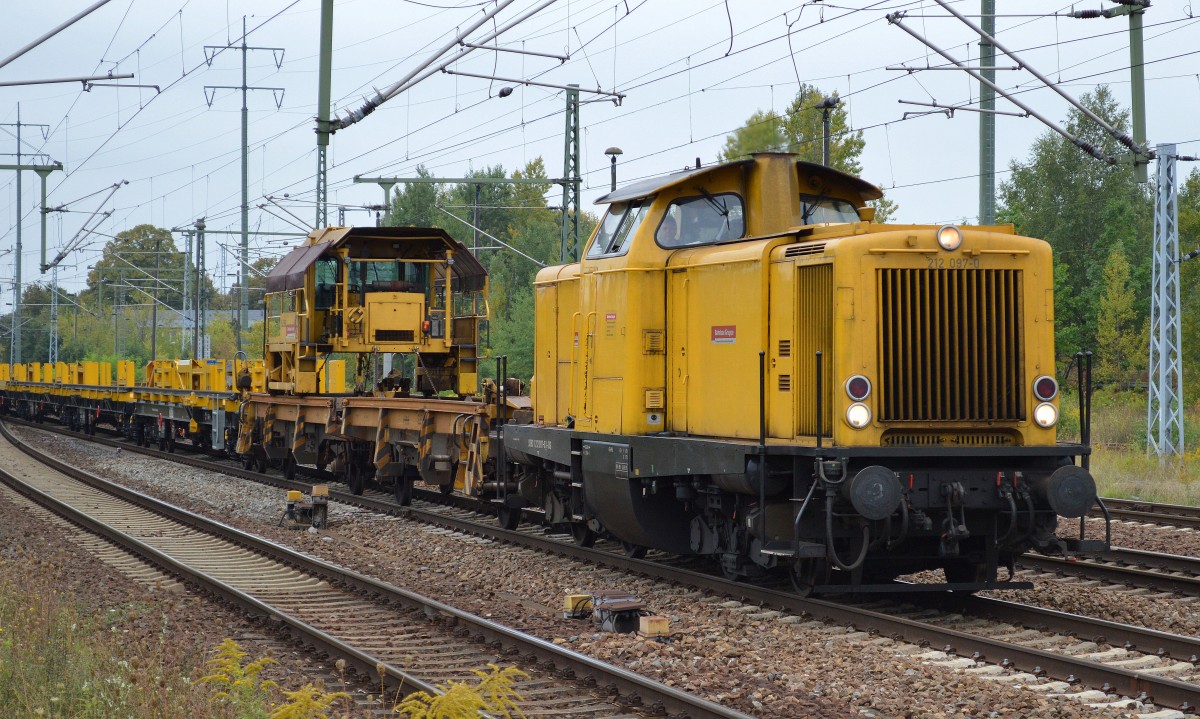 DB Bahnbau Gruppe mit 212 097-0 (9280 1 212 097-0 D-DBG, MaK Bj.1964) und einem Langschienentransport (120 m) mit der Robel Schienenladeeinheit SLE 692 + anscheinend ganz neuen Langschienentransporteinheiten von Typ Rgs 072-1 am 01.09.14 Durchfahrt Bhf. Flughafen Berlin-Sch�nefeld.
