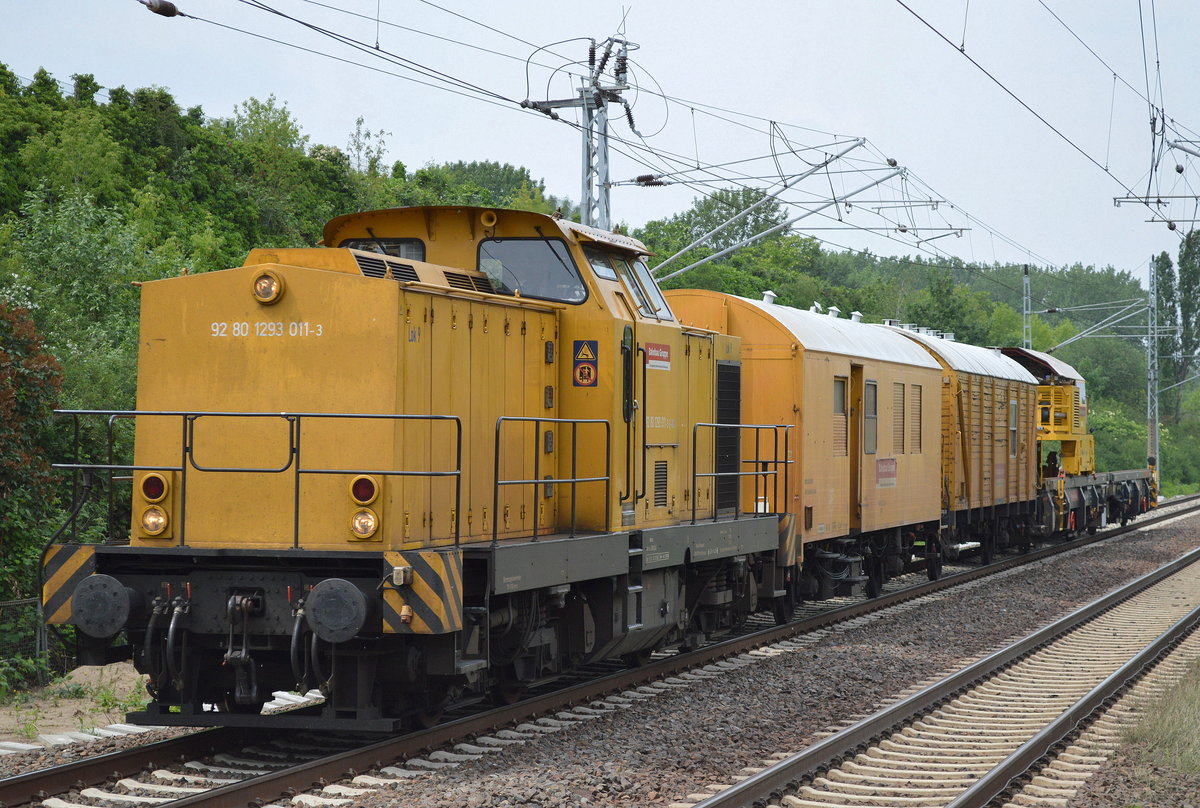 DB Bahnbau Gruppe mit 293 011-3/Lok 9 und zwei Bahndienstwagen + Robel Schieneladezug/Rutschwagen am 27.05.16 Berlin Hohenschönhausen.