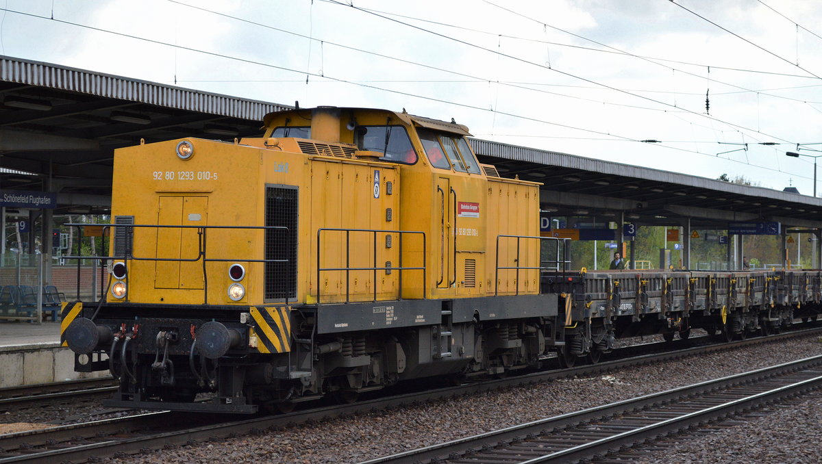 DB Bahnbau Gruppe mit der 293 010-5 und einigen Drehgestell-Flachwagen am 18.04.17 Bf. Flughafen Berlin-Schönefeld.