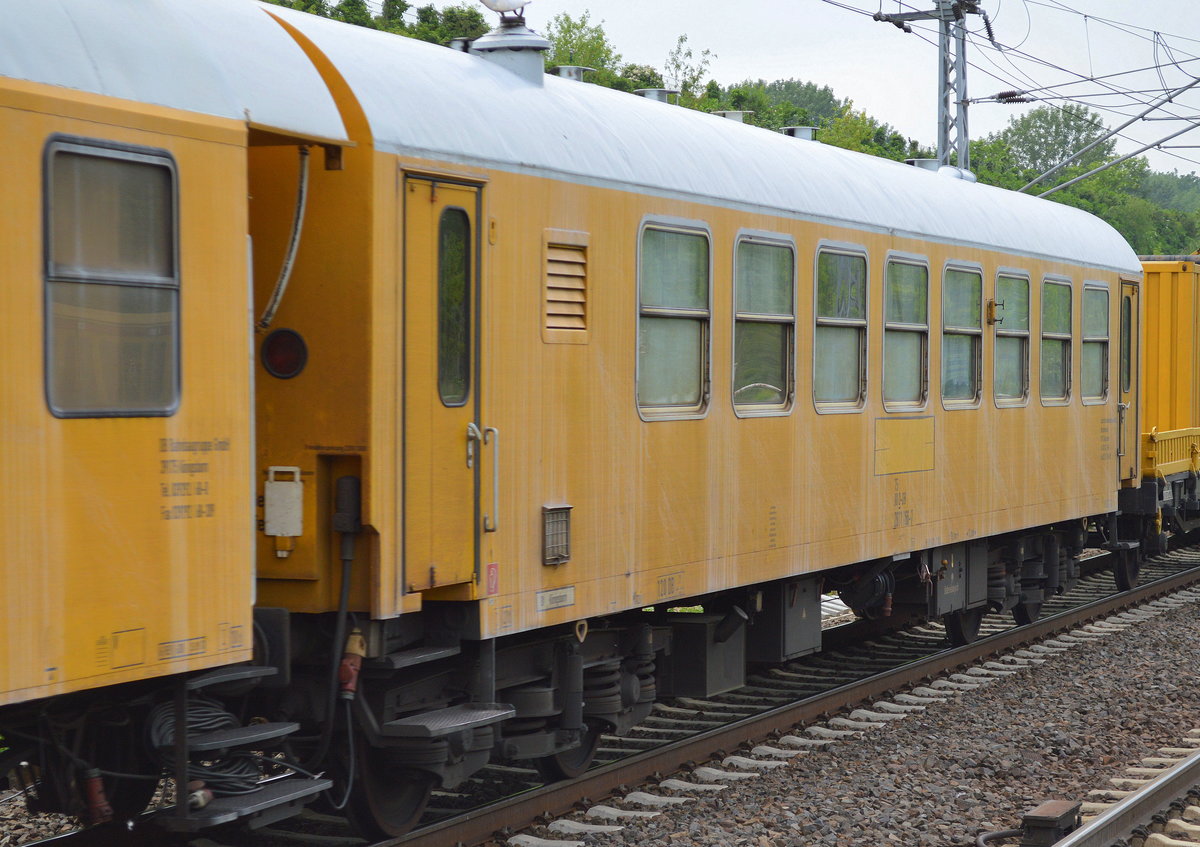 DB Bahnbau Gruppe mit dem Wagen 75 80 D-DB 2811 166-7 Bf. Königsborn am 24.05.16 in einem Gleisbuazug in Berlin Hohenschönhausen.