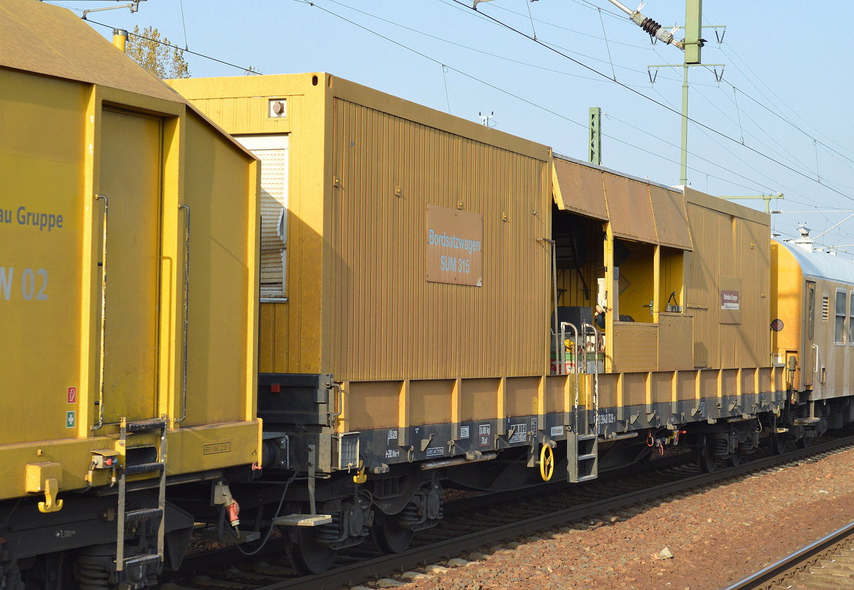 DB Bahnbau Gruppe mit dem Borsatzwagen der Schnellumnaumaschine SUM 315 mit der Nr. 80 80 3948 028-6 D-DB im Gleisbau zug am 16.10.17 Bf. Flughafen Berlin-Schönefeld.