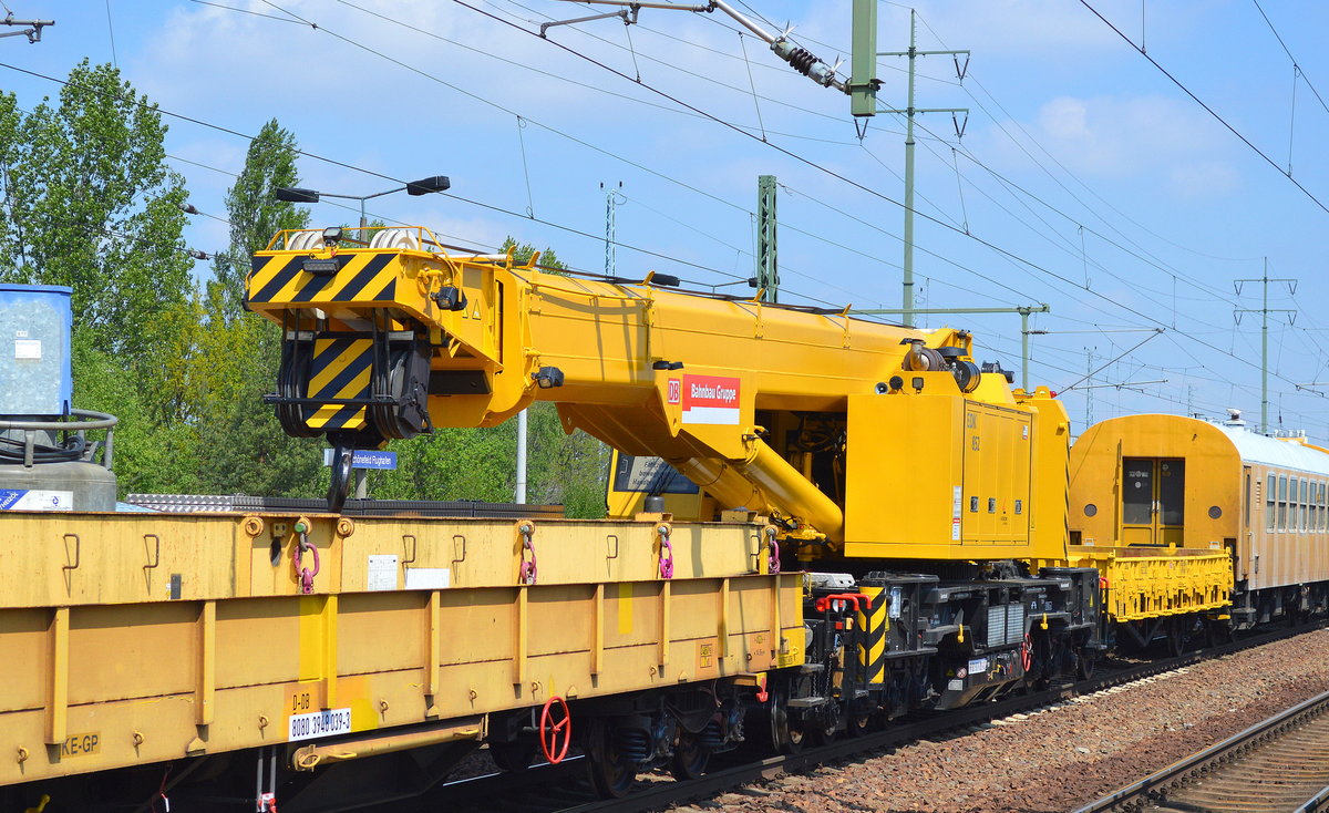 DB Bahnbau Gruppe mit dem Gleisbaukran vom Typ KIROW KRC 810R (EDK 852) mit der Nr. 99 80 9319? 001-0? am 15.05.17 Bf. Flughafen Berlin-Schönefeld.