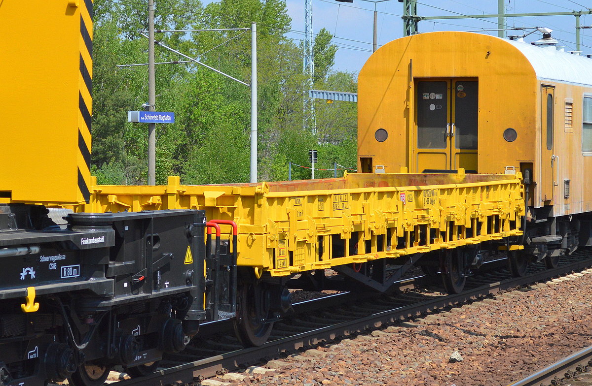 DB Bahnbau Gruppe mit diesem Schutzwagen mit der Nr. 40 80 9520 900-8 Ukks-x 197? vor dem KIROW Gleisbaukran EDK 852 am 15.05.17 Bf. Flughafen Berlion-Schönefeld. 