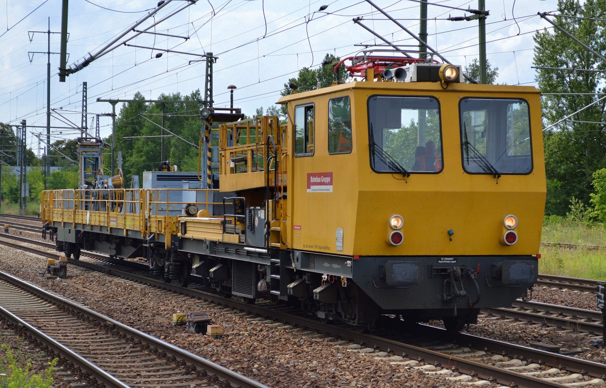 DB Bahnbau Gruppe mit einem MTW 100 und Beiwagen(Oberleitungsbauwagen) mit Ger�ten am 16.07.15 Bhf. Flughafen Berlin-Sch�nefeld.