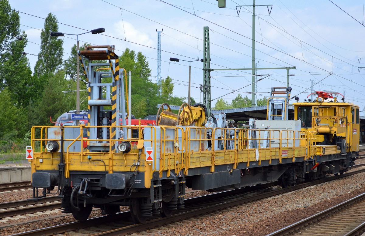 DB Bahnbau Gruppe mit einem Oberleitungsbauwagen mit der Nr. 80 80 979 3 004-0 an einem MTW 100 am 16.07.15 Bhf. Flughafen Berlin-Schönefeld.