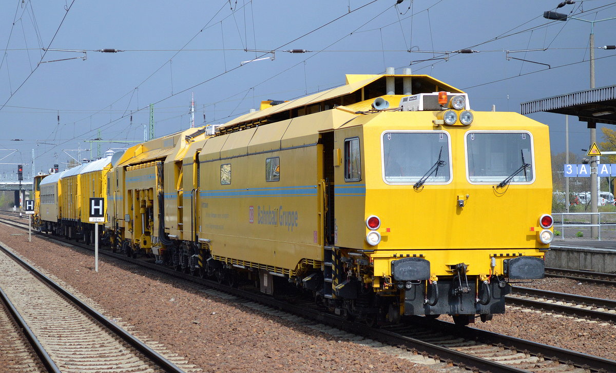 DB Bahnbau Gruppe mit Gleisbauzug mit der Stopfmaschine P&T UNIMAT 09-32/4S (USM 362) einigen Bahndienstwagen und Schotterplaniermaschine am 26.04.16 Bf. Flughafen Berlin-Schönefeld.