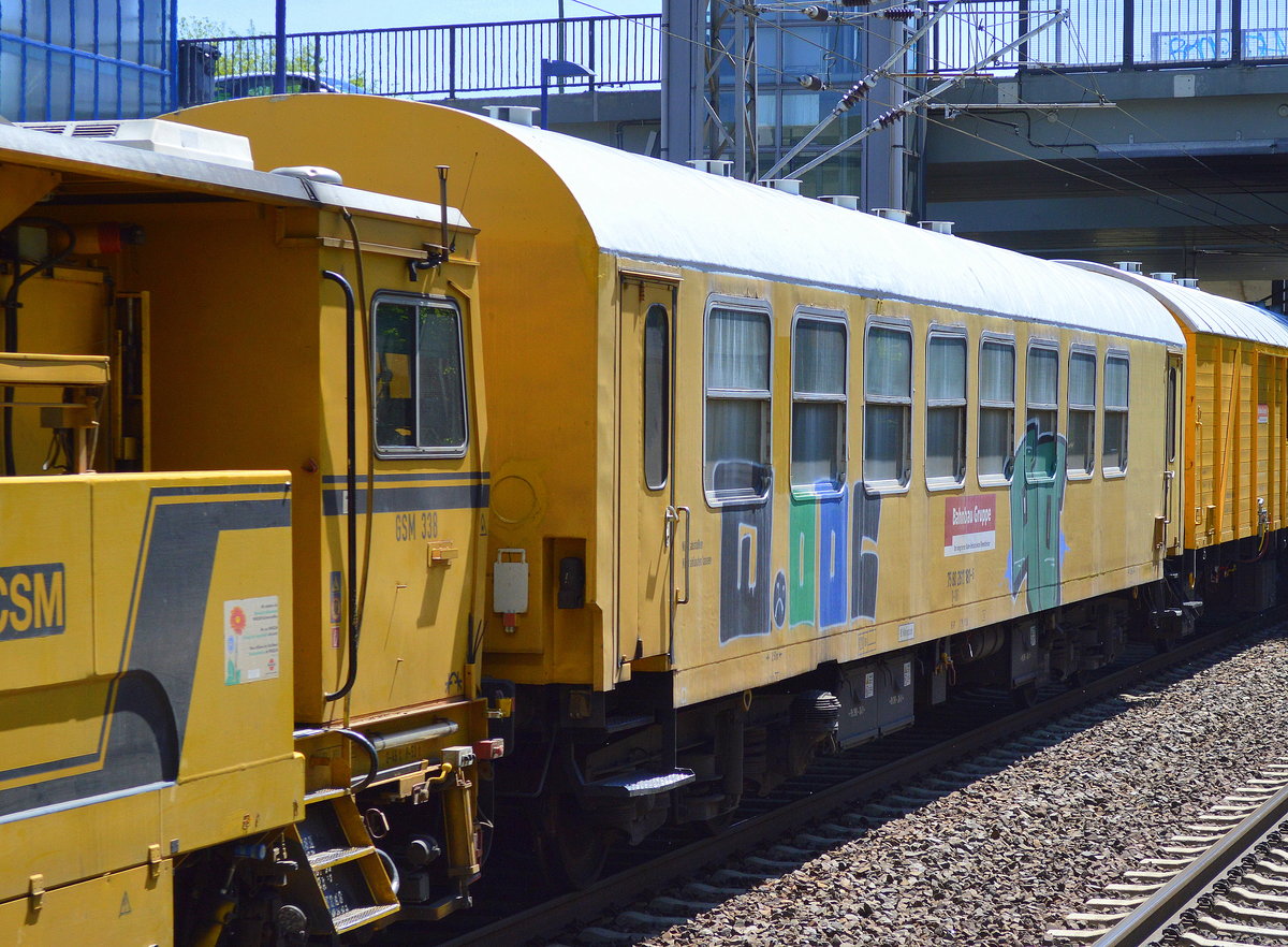 DB Bahnbau Gruppe mit Gleisbauzug, hier der Aufenthaltswagen mit der Nr. 75 80 2811 181-6 D-DB am 02.06.17 Bf. Berlin-Hohenschönhausen.