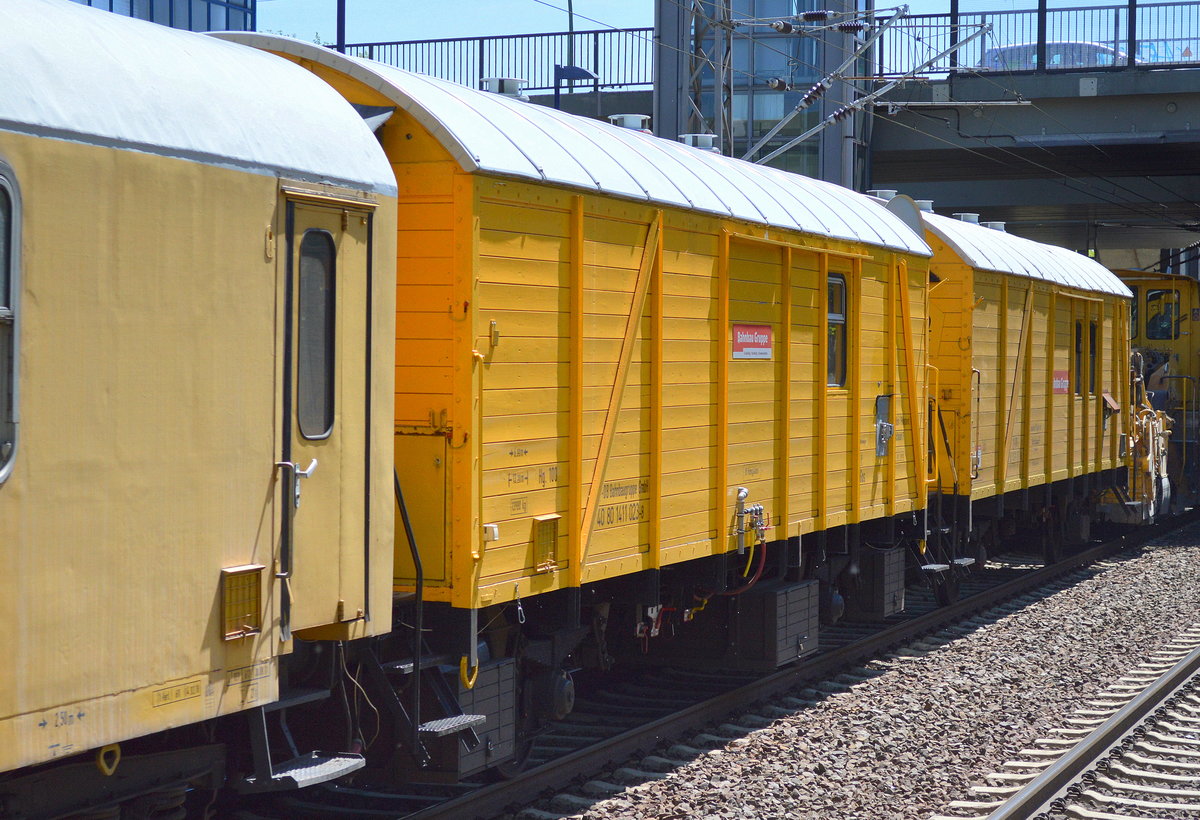 DB Bahnbau Gruppe mit Gleisbauzug, hier zwei Werkzeugwagen, der vordere mit der Nr. D-DB 40 80 1411 023-8 Bf. Königsborn am 02.06.17 Bf. Berlin-Hohenschönhausen.