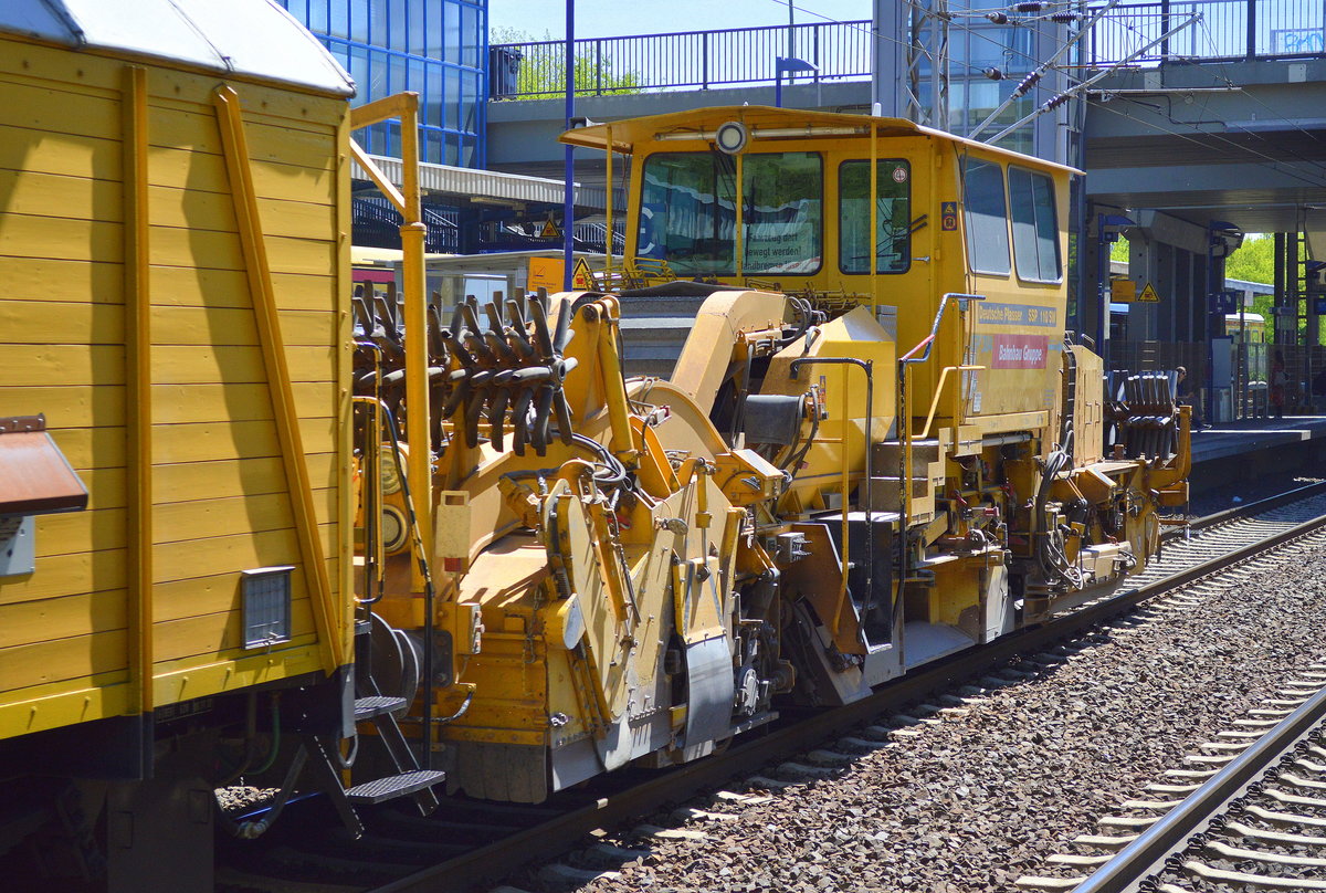 DB Bahnbau Gruppe mit Gleisbauzug, hier am Ende des Zuges eine  Schienenschotterplaniermaschine vom Typ Deutsche Plasser SSP 110 SW (SSP 304) am 02.06.17 Bf. Berlin-Hohenschönhausen.