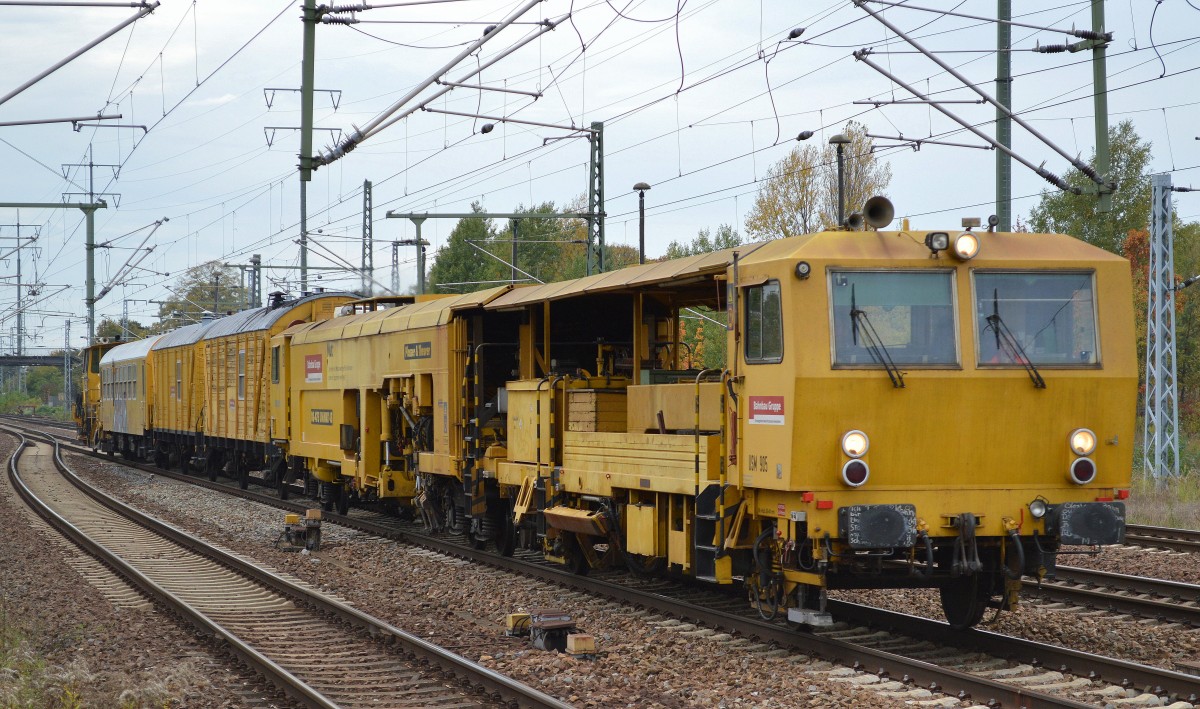 DB Bahnbau Gruppe mit Gleisstopfmaschine P&T 08-475 UNIMAT 4S (USM 905) drei Geräte-und Aufenthaltswagen und der Schnellschotterplaniermaschine SSP 110 SW (SSP 904) am 09.10.14 Flughafen Berlin-Schönefeld.