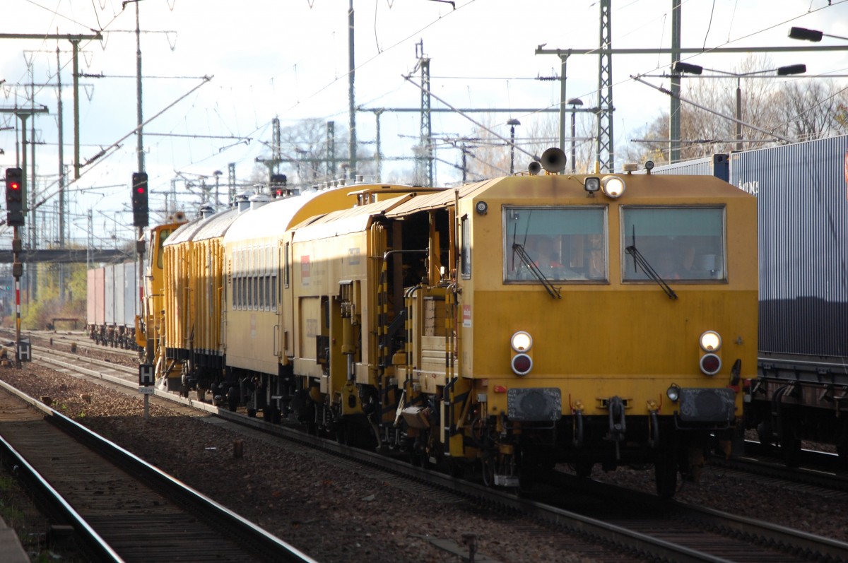 DB Bahnbau Gruppe mit Gleistopfmaschine P&T 08-475 UNIMAT 4S meheren Bahndienstwagen und einer Schnellschotterplaniermaschine vom Typ P&T SSP 110 SW (SSP 904) am 09.11.13 Durchfahrt Bhf. Flughafen Berlin-Sch�nefeld.