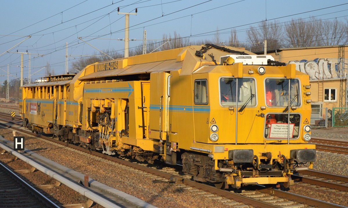DB Bahnbau Gruppe mit ihrer Gleisstopfmaschine P&T UNIMAT 09-32/4S (USM 361) am 19.02.15 Berlin-Blankenburg Richtung Innenstadt.