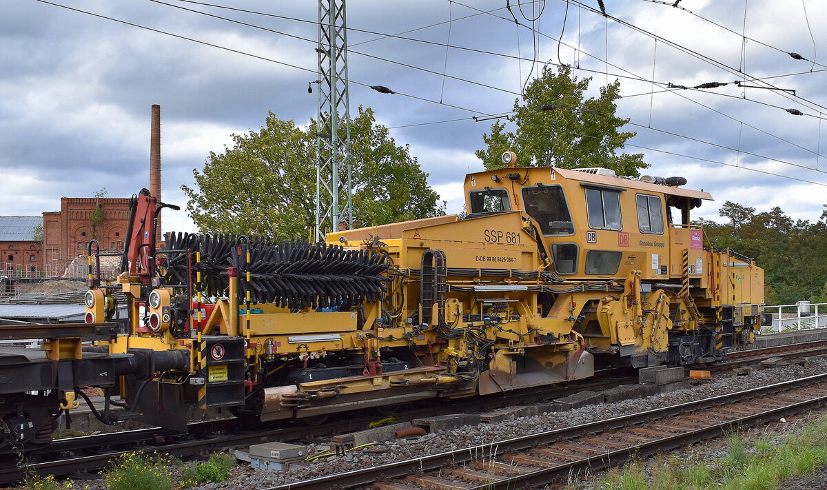 DB Bahnbau Gruppe mit ihrer P&T USP 2000 SWS Universalschotterverteil- und Planiermaschine  SSP 681  (D-DB 99 80 9425 084-7) an einem Schienentransportzug am Haken am 18.09.25 Höhe Bahnhof Magdeburg-Neustadt.