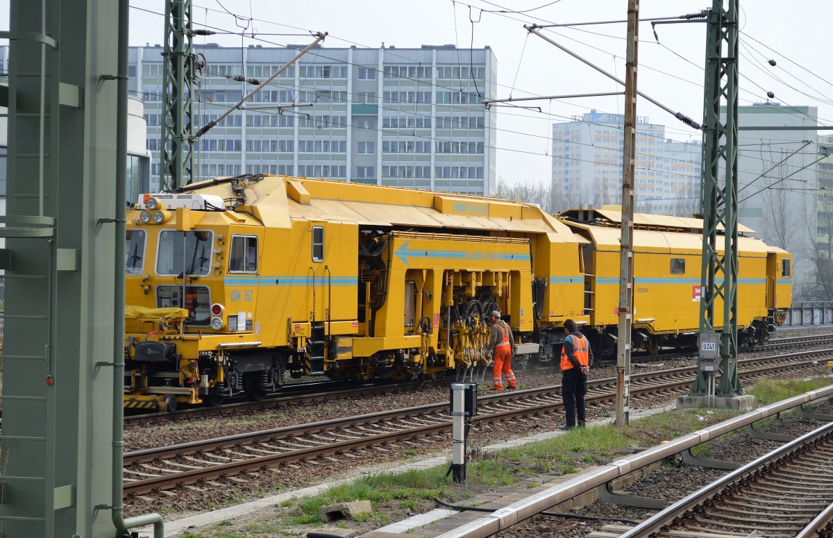 DB Bahnbau Gruppe mit einer P&T UNIMAT 09-32/4S (USM 362) Gleistopfmaschine Höhe Berlin Frankfurter Allee am 01.01.14 tätig.