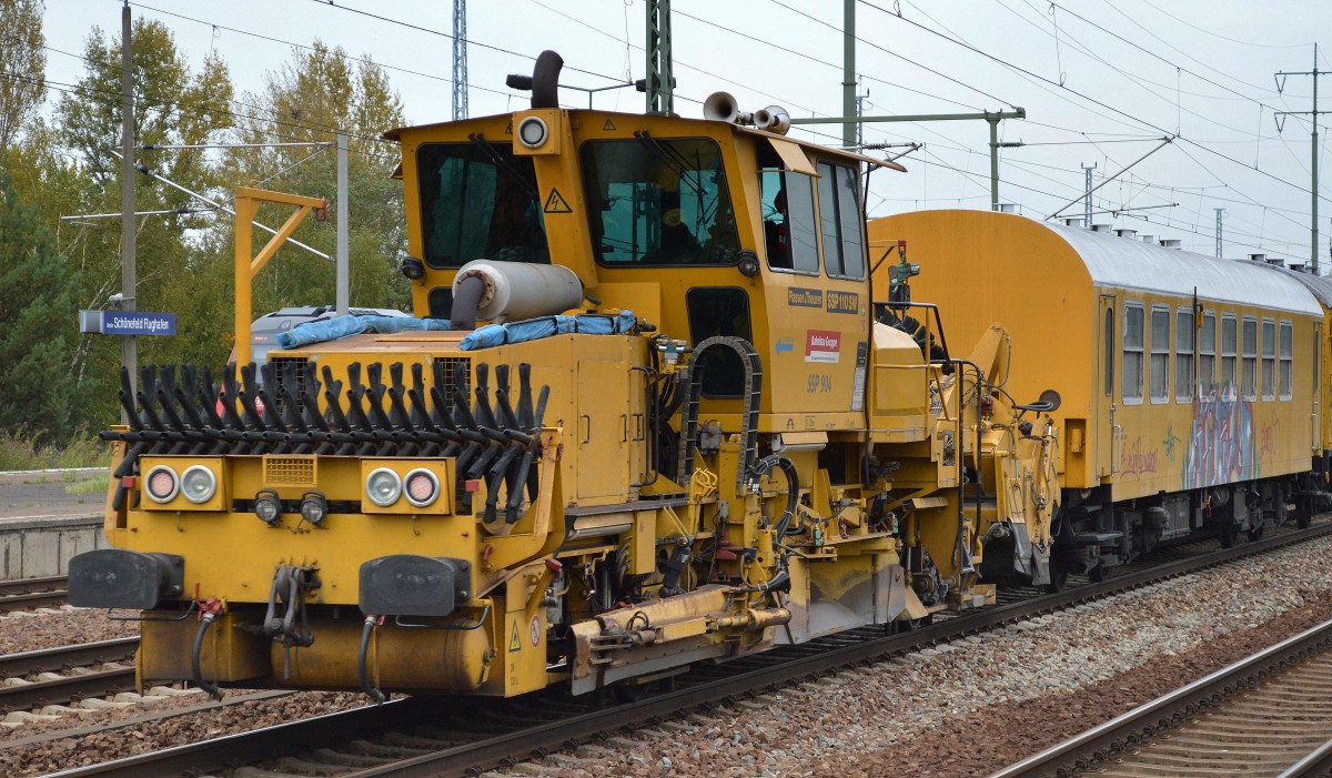 DB Bahnbau Gruppe mit einer P&T Schnellschotterplaniermaschine SSP 110 SW (SSP 904) am 09.10.14 Bhf. Flughafen Berlin-Schönefeld.
