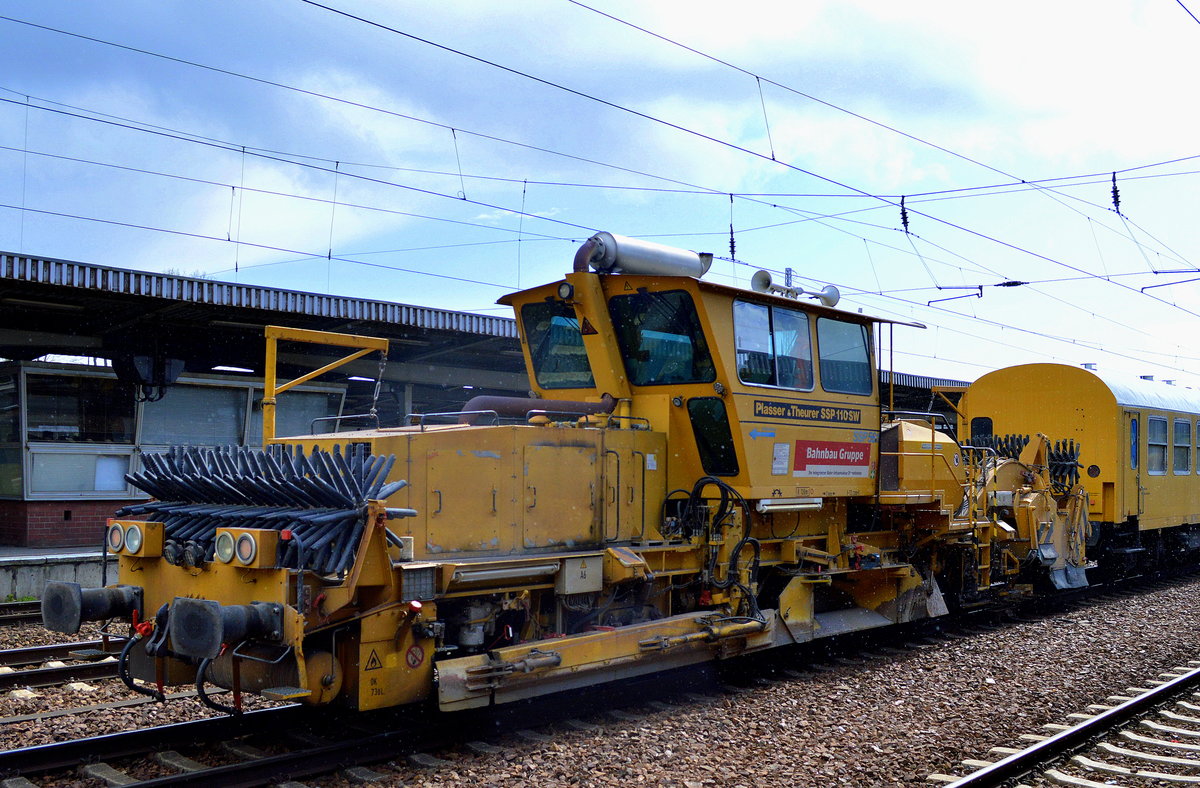 DB Bahnbau Gruppe mit einer Schnellschotterplaniermaschine P&T SSP 110 SW (SSP 561) am 26.04.16 Bf. Flughafen Berlin-Schönefeld.