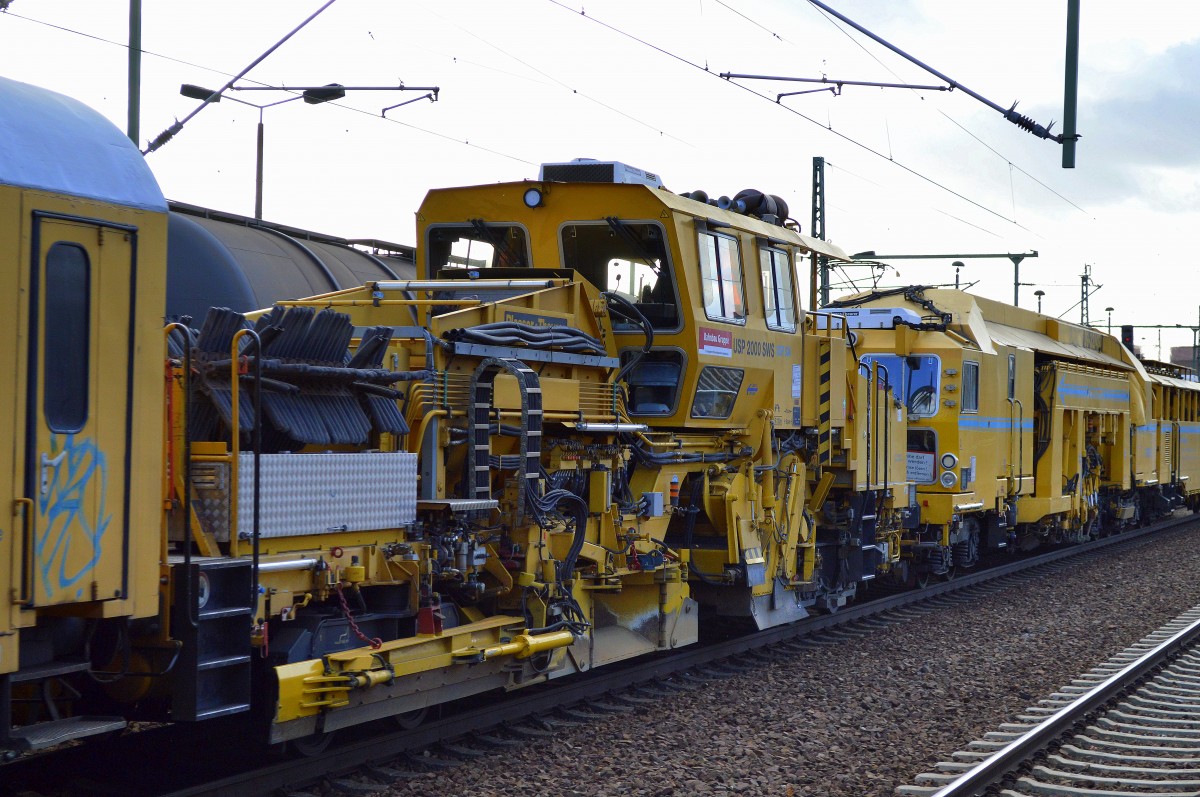DB Bahnbau Gruppe mit Universlaschotterplaniermasche USP 2000 SWS am 19.11.15 Bhf. Flughafen Berlin-Schönefeld.
