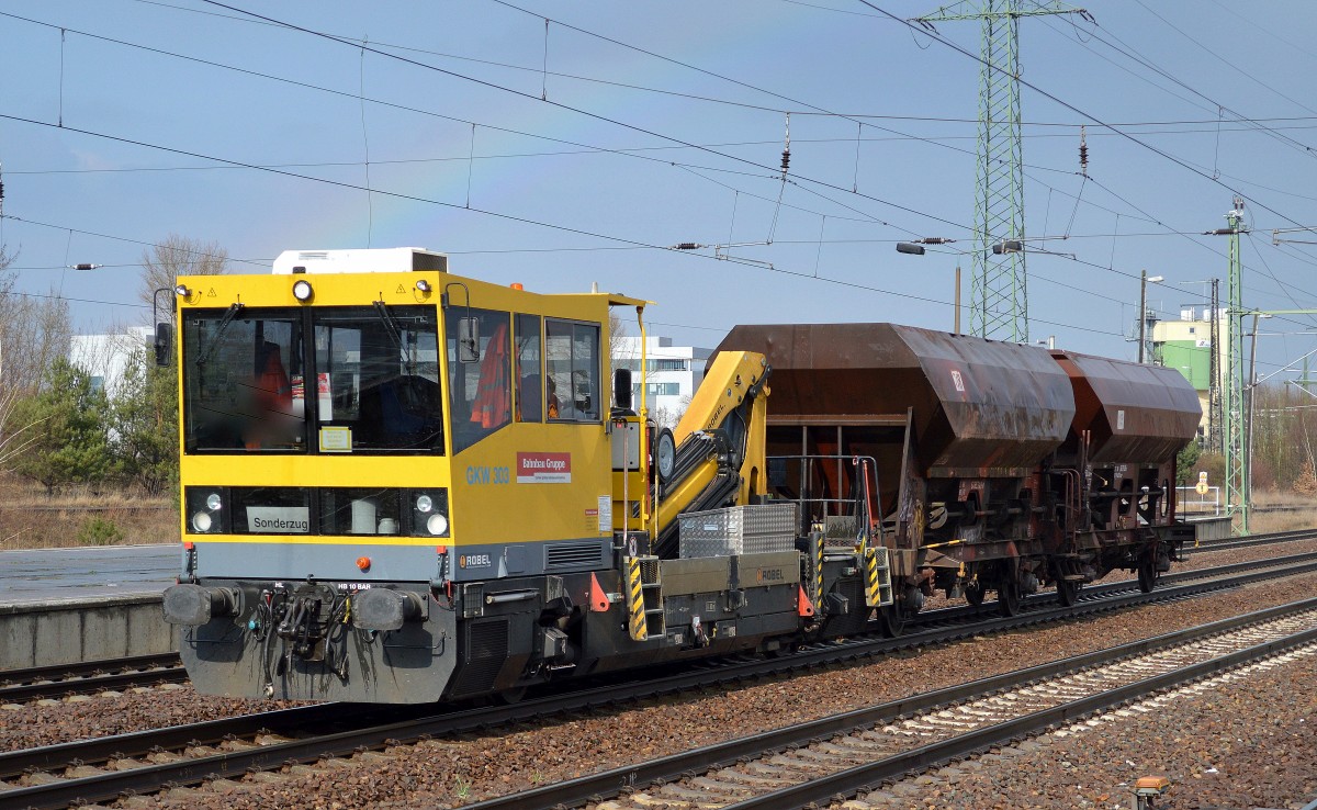 DB Bahnbau Gruppe/DGT BAMOWAG 54.22 mit zwei Schüttgutwagen am Haken am 27.03.15 Durchfahrt Bhf. Flughafen Berlin-Schönefeld.