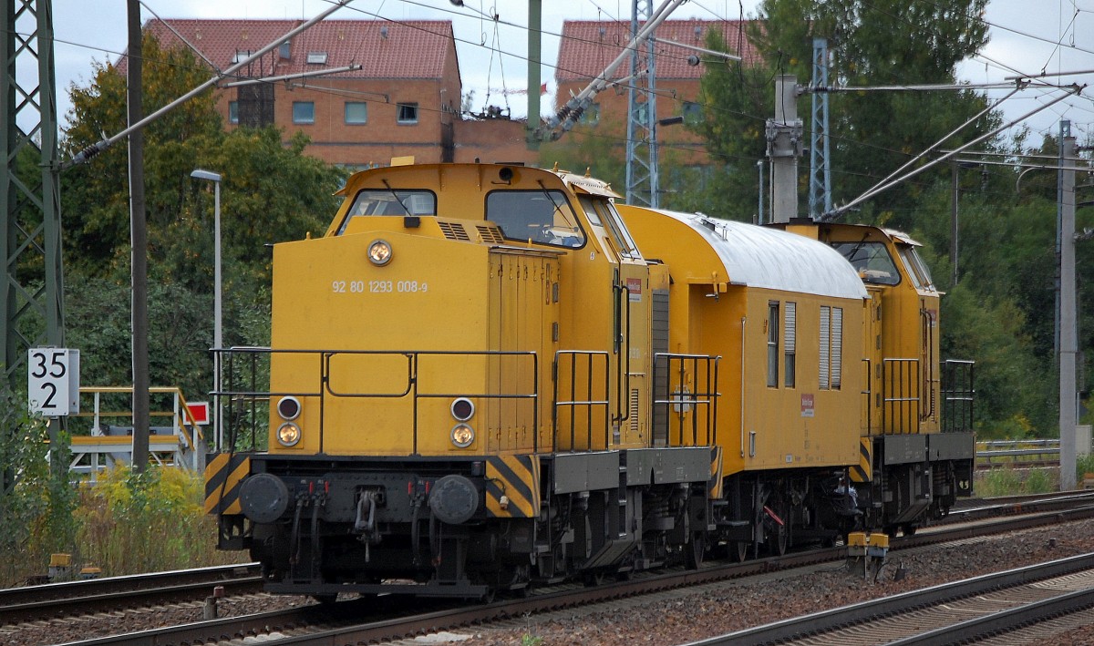 DB Bahnbau Gruppe/DGT mit Lok 3/293 008-9 mit Bahndienstwagen (Aufenthaltswagen) und Lok 7/293 009-7 am 04.09.13 bei der Durchfahrt Bhf. Flughafen Berlin-Sch�nefeld.