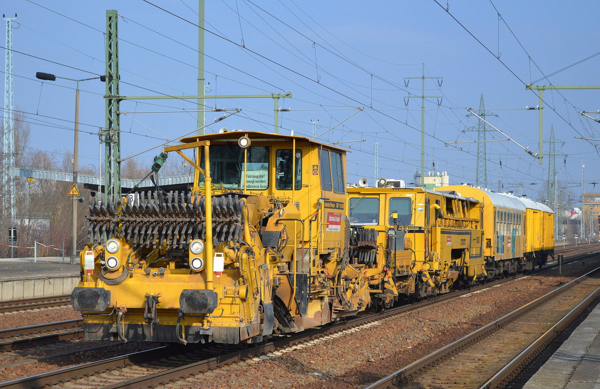 DB Bahnbaugruppe GmbH mit einer Schotterplaniermaschine SSP 110 SW + Stopfmaschine P&T 09-32 CSM + drei Bahndienstwagen (Wohn- u. Materialwagen) am 16.02.17 BF. Flughafen Berlin-Schönefeld.