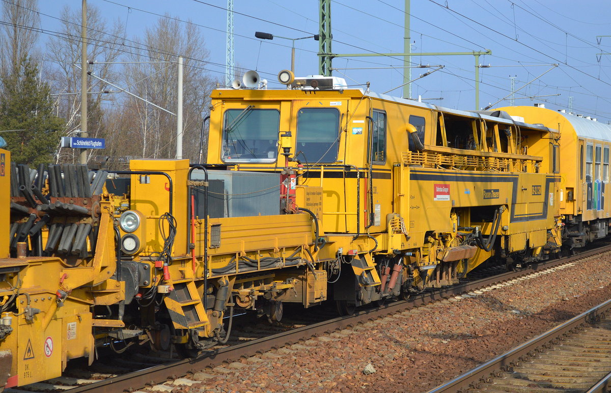DB Bahnbaugruppe GmbH mit einer Schotterplaniermaschine SSP 110 SW + Stopfmaschine P&T 09-32 CSM + drei Bahndienstwagen (Wohn- u. Materialwagen) am 16.02.17 BF. Flughafen Berlin-Schönefeld.